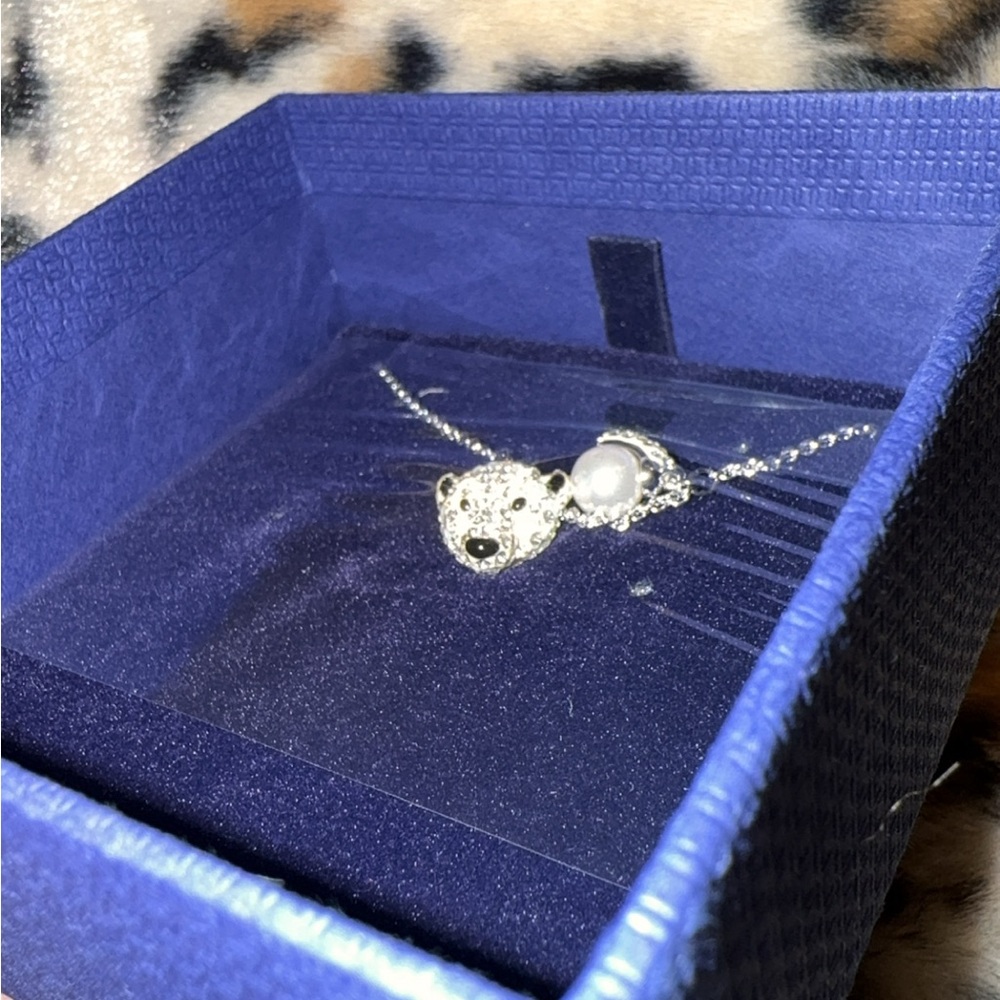 *BRAND NEW SWAROVSKI POLAR BEAR WITH DANGLING PAW HOLDING PEARL NECKLACE *